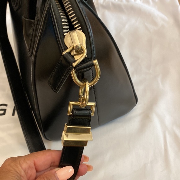 Small Givenchy Antigona bag in leather - Picture 2 of 16